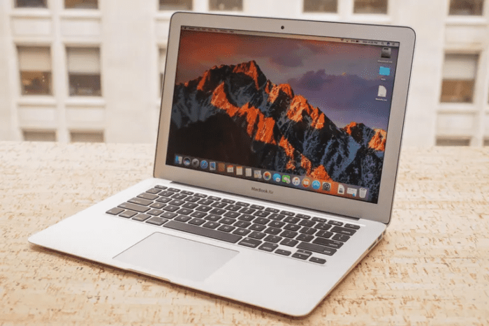 MacBook Air 2017 / Core i5 / 8 GB / 256 GB